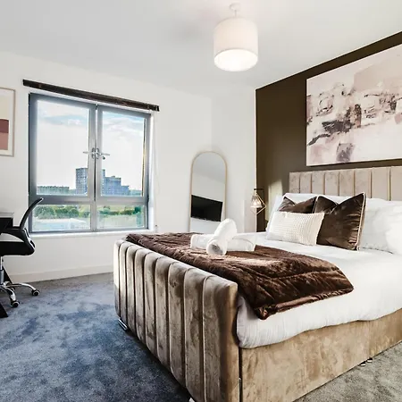Stylish Centre Retreat Sleeps 8 *