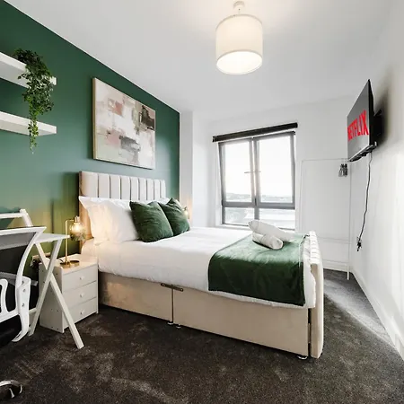 Stylish Centre Retreat Sleeps 8 Leeds (West Yorkshire)