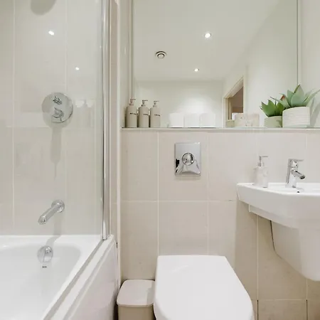 Stylish Centre Retreat Sleeps 8