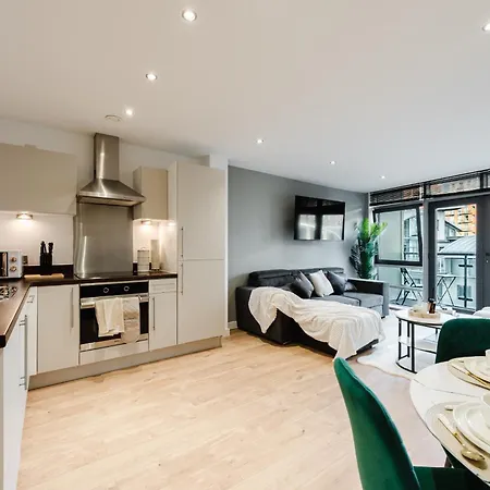 Stylish Centre Retreat Sleeps 8 * Leeds (West Yorkshire)