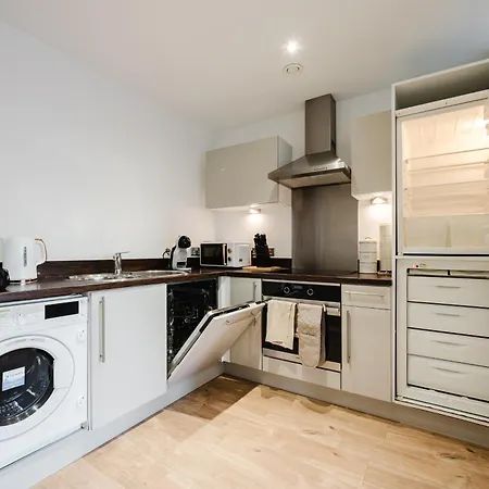 Stylish Centre Retreat Sleeps 8