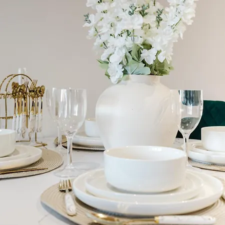 Stylish Centre Retreat Sleeps 8 * Leeds (West Yorkshire)