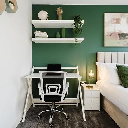Stylish Centre Retreat Sleeps 8