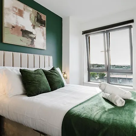 Stylish Centre Retreat Sleeps 8