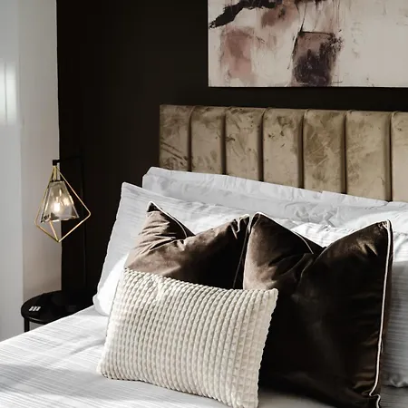 Stylish Centre Retreat Sleeps 8 * Leeds (West Yorkshire)