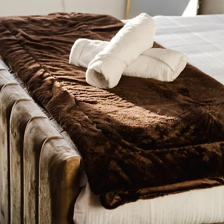 Stylish Centre Retreat Sleeps 8 * Leeds (West Yorkshire)