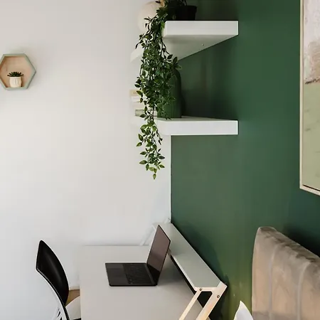 Stylish Centre Retreat Sleeps 8